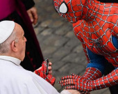 Человек-паук попал на аудиенцию к Папе: неожиданное фото