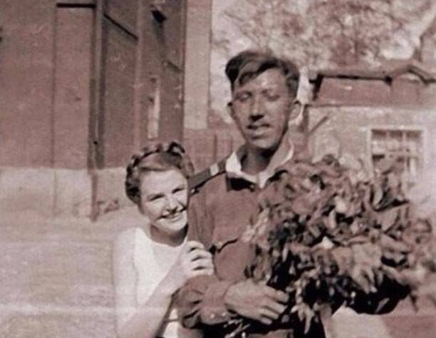 Юрій Нікулін з мамою, 1946