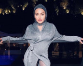 Мадонна надела балаклаву от украинского дизайнера