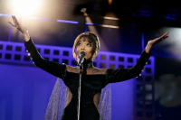 Уитни. Я хочу танцевать с кем-то.