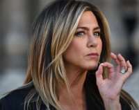 Дженнифер Энистон тайно обручилась с любимым, но вокруг свадьбы бушует драма