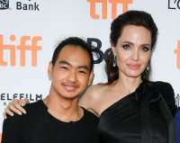 Сын Джоли и  Питта Мэддокс отказался от фамилии отца