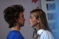 Поцілунок крізь стіну