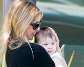 Сара Мишель Геллар с дочкой