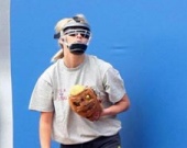 Риз Уизерспун играет в софтбол