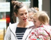 Дженнифер Гарнер развлекает дочерей