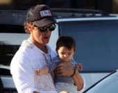 Мэттью МакКонохи любит путешествовать с сыном