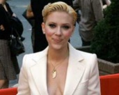 Скарлет Йохансон продемонстрировала свою грудь (ФОТОРЕПОРТАЖ)