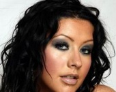 Кристина Агилера вставила металлическую штангу в сосок