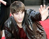 Эштон Катчер тренирует футболистов