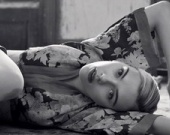 У Скарлетт "есть грудь и попа"