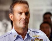 Кэвин Костнер "наследил" у китайского кинотеатра