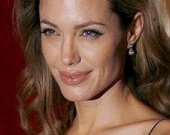 Джоли зарабатывает на материнстве