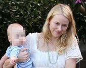 Сын Наоми Уоттс попал в больницу