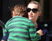Кейт Уинслет направляется с сыном в кино
