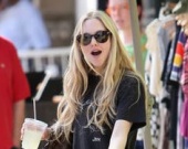 Аманда Сейфрид на прогулке с собакой