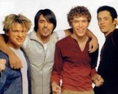 Солисты группы "Корни" замочили друг друга