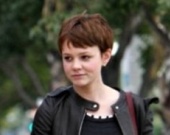 Кэри Маллиган берёт уроки игры на скрипке