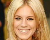 Сиенна Миллер разгуливает в пижаме (ФОТОРЕПОРТАЖ)