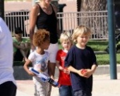 Шэрон Стоун гуляет с детьми