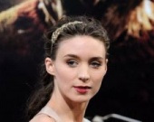 Руни Мара с татуировкой дракона