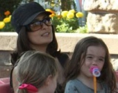 Сальма Хайек с Валентиной в Диснейленде