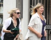 Кейт Уинслет с мамой гуляют по Лондону