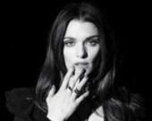 Рэйчел Вайс в этнической фотосессии