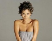 Холли Берри в платье и без него