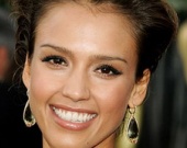 Альба посмеялась над своей школьной любовью