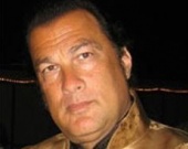 Суд закрыл дело о домогательствах против Стивена Сигала