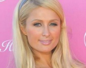 Пэрис занялась фальшивыми волосами