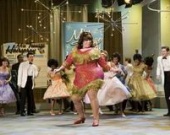 Траволте не помешала женская грудь