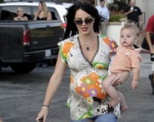 Бритни Спирс выглядит вполне счастливой мамой (ФОТОРЕПОРТАЖ)