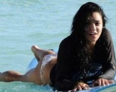 Ванесса Хадженс ловит волну на Гавайях