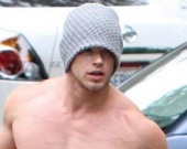 Келлан Латц гуляет с собакой