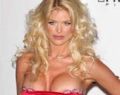 На фестивале против СПИДа у модели выпала вставная грудь