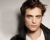 Паттинсон передвигается с помощью телохранителей