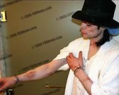 Майкл Джексон показывал детям синяки