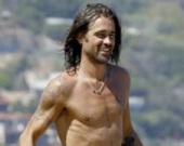 Колин Фаррел разделся на пляже