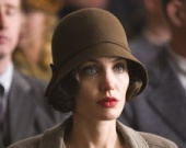 Джоли готовится к выходу в свет