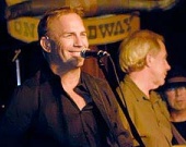 Кевин Костнер спел в Нэшвилле