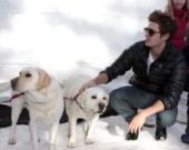 Зак Эфрон с собаками на чемпионате по снежному поло