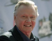 А папа Джоли нервно курит