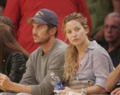 Кейт Хадсон с братом на баскетболе