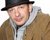 Взрослая дочь молодого человека