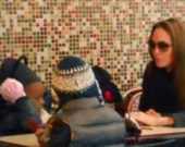 Джоли-Питты за обедом в нью-йоркском кафе