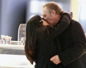 Сальма Хайек и Франсуа-Анри Пино в аэропорту