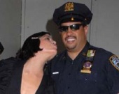 Звезда "Хэллбоя" приставала к полицейским с поцелуями