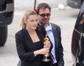 Кейт Уинслет держит Оскар двумя руками